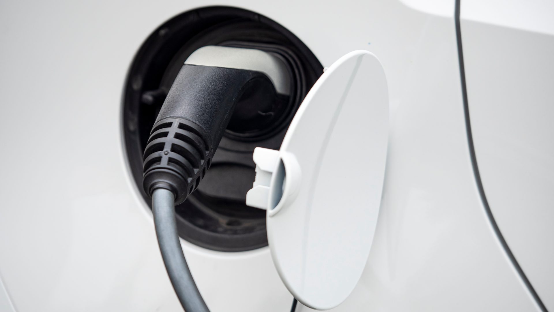 Installation d'une Borne de recharge au Pays Basque par Sea Sun Energie, fixée au mur d'un bâtiment pour recharger un véhicule électrique.