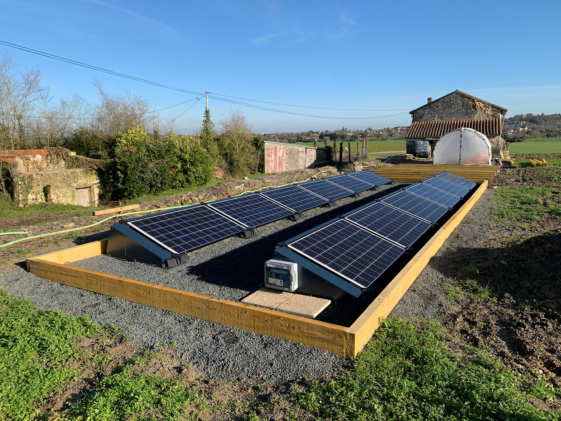 Projet de système Photovoltaïque au Pays Basque conçu par Sea Sun Energie, présentant l'alignement parfait de modules solaires sur une toiture en tuiles.