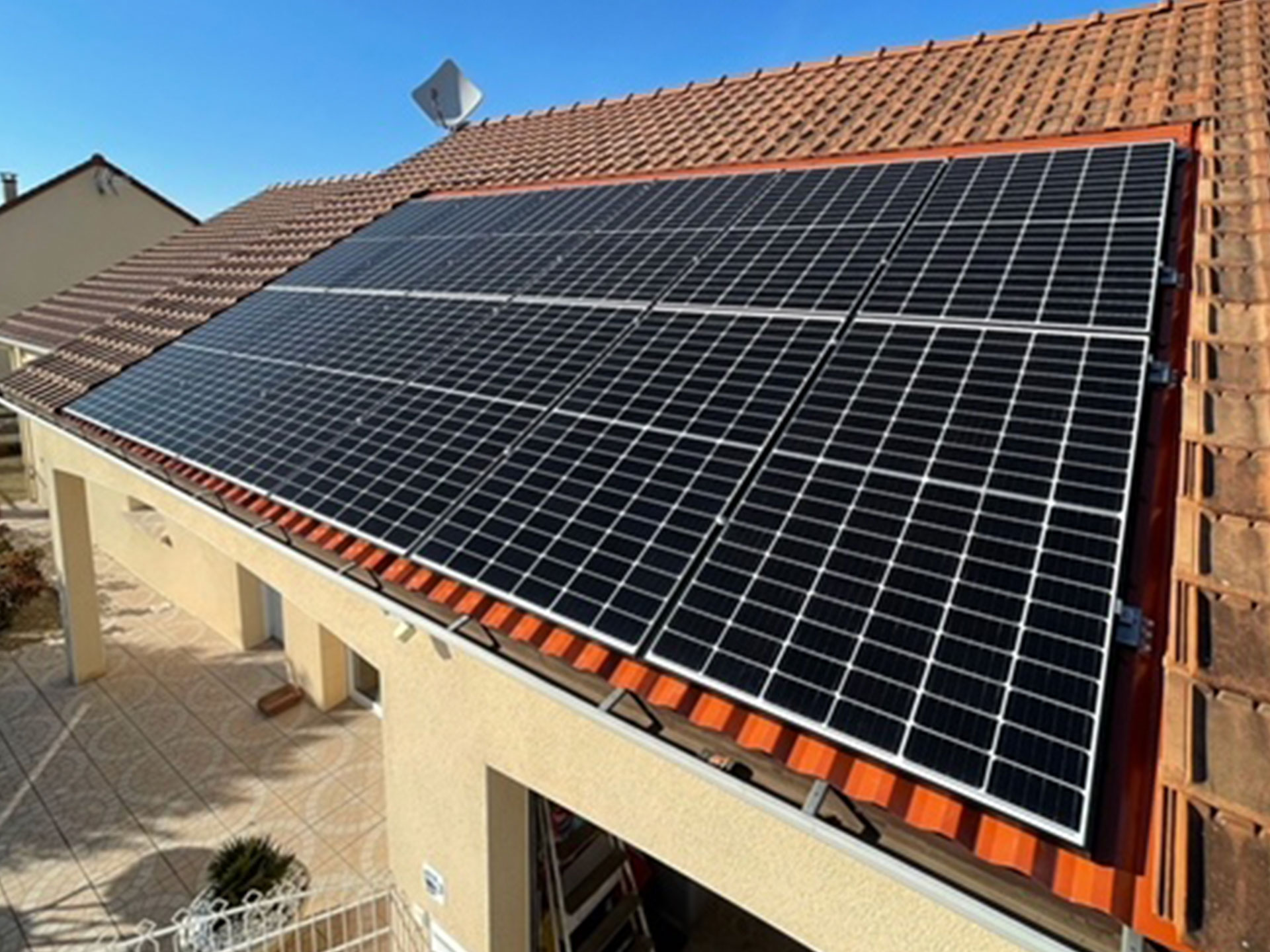 Installation de Panneaux solaire dans les Landes réalisée par Sea Sun Energie, intégrée sur le toit d'une maison pour favoriser l'autoconsommation d'énergie renouvelable.