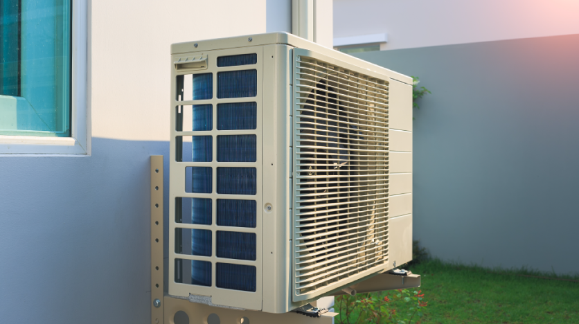 Mise en service d'une pompe à chaleur dans les Landes posée au sol par Sea Sun Energie, idéale pour améliorer l'efficacité énergétique de la maison.