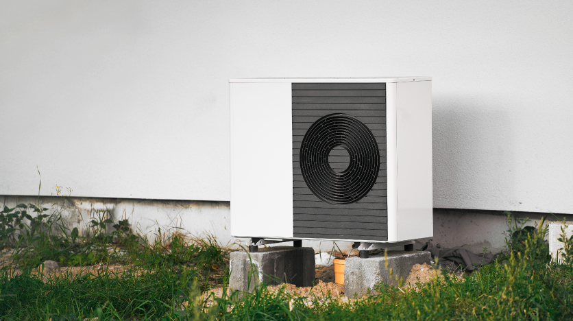 Mise en place d'une pompe à chaleur au Pays Basque fixée au mur par Sea Sun Energie, assurant un gain de place et un rendement énergétique optimal.